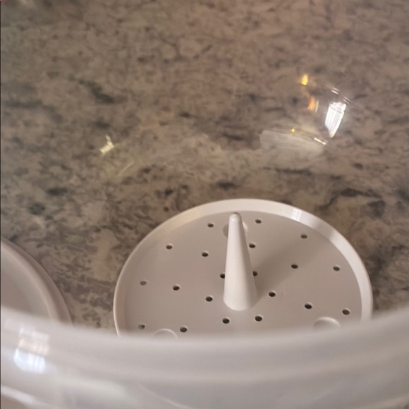 Clear and White Salad Spinner - Picture 2 of 5